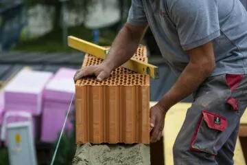 Nachbarschaftshilfe und Gefälligkeit unter Freunden Helfer beim Hausbau – Ab wann ist es Schwarzarbeit?